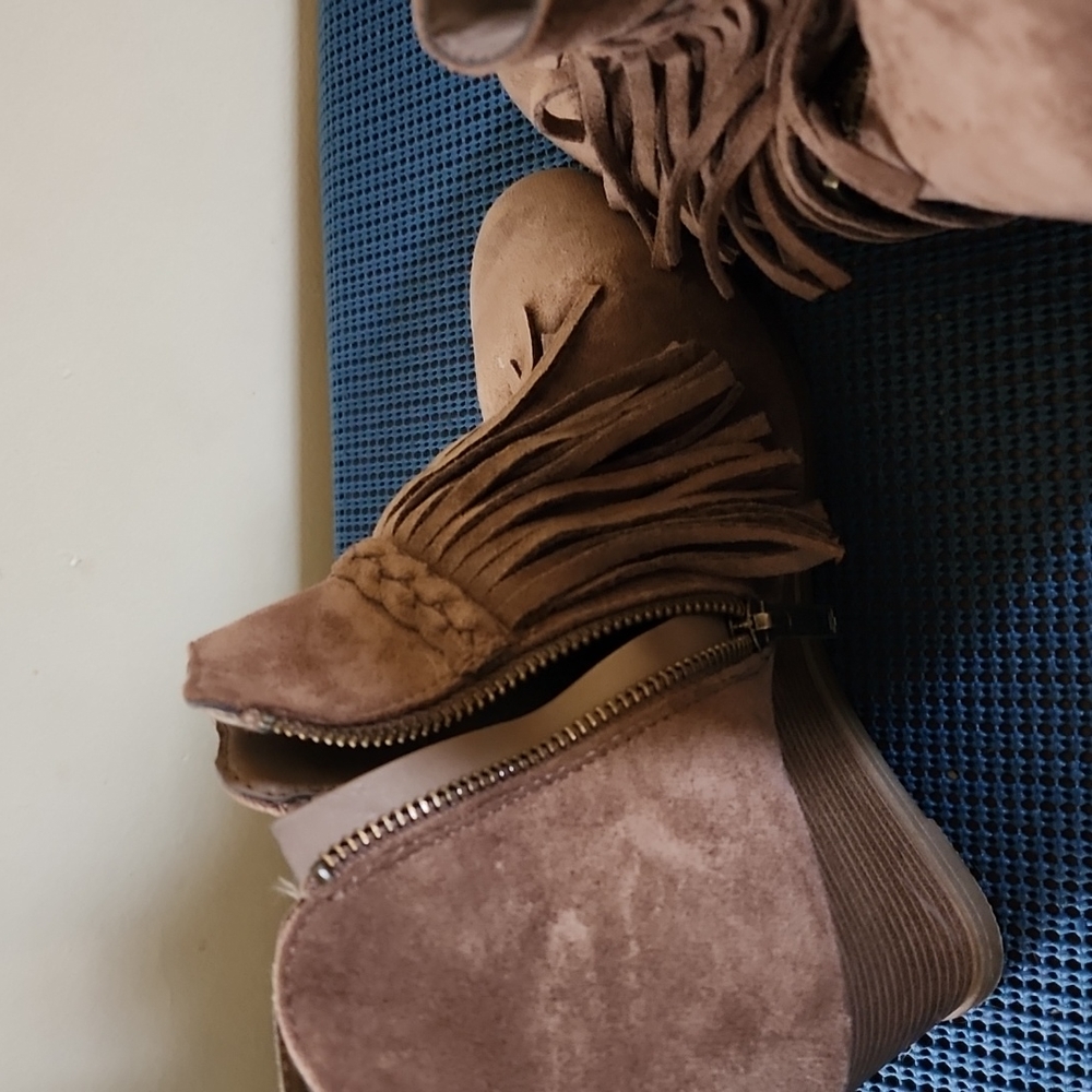 Boots - Picture 3 of 4